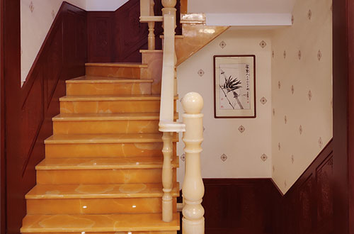 阳泉中式别墅室内汉白玉石楼梯的定制安装装饰效果